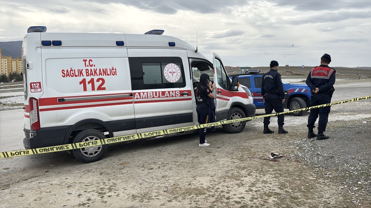 Kütahya'da eşi ile bir kişiyi av tüfeğiyle öldürdüğü öne sürülen şüpheli gözaltına...