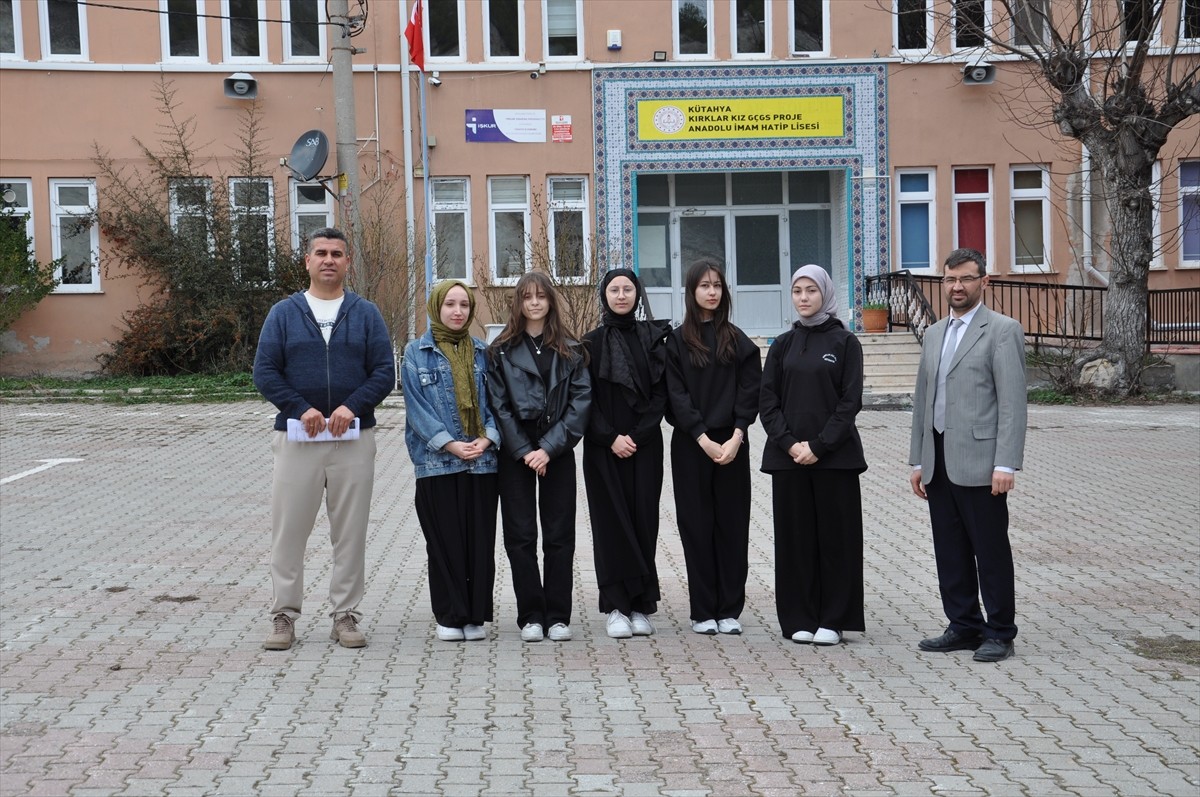 Kütahya'da, Kırklar Kız Anadolu İmam Hatip Lisesi öğrencileri Çanakkale Deniz Zaferi'nin 110. yılı...