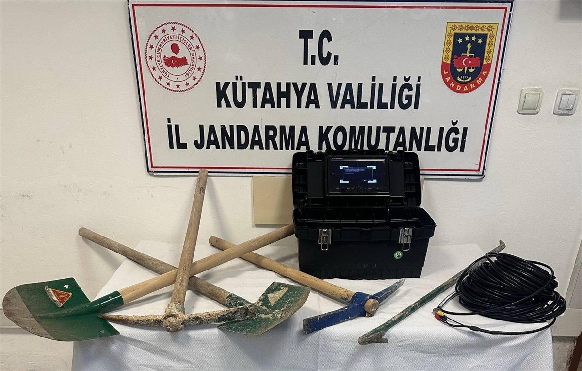 Kütahya'nın Gediz ilçesinde, ormanlık alanda iş makineleriyle izinsiz kazı yapan 10 zanlı...