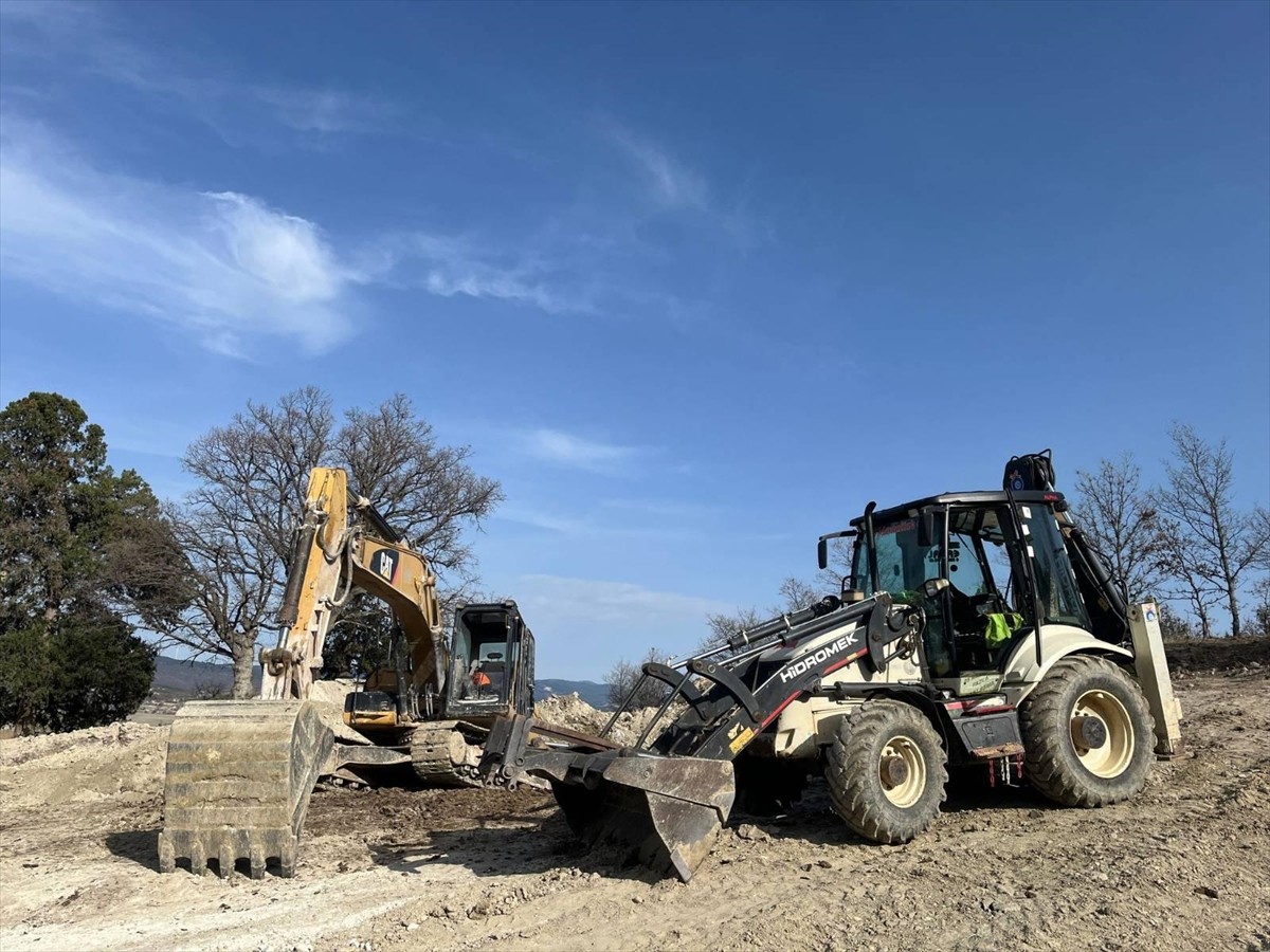 Kütahya'nın Gediz ilçesinde, ormanlık alanda iş makineleriyle izinsiz kazı yapan 10 zanlı...