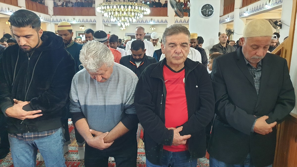 Kuzey Kıbrıs Türk Cumhuriyeti'nde (KKTC), Ramazan Bayramı namazı dolayısıyla vatandaşlar camileri...