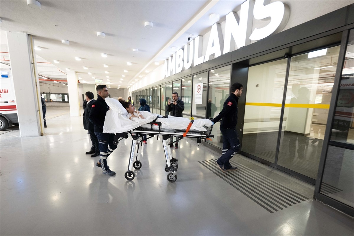 Kuzey Makedonya'nın Koçana şehrinde meydana gelen yangında ağır yaralanan ve durumu ağır olan 3...