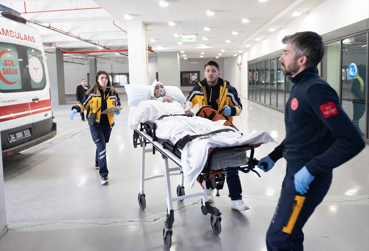 Kuzey Makedonya'nın Koçana şehrinde meydana gelen yangında ağır yaralanan ve durumu ağır olan 3...