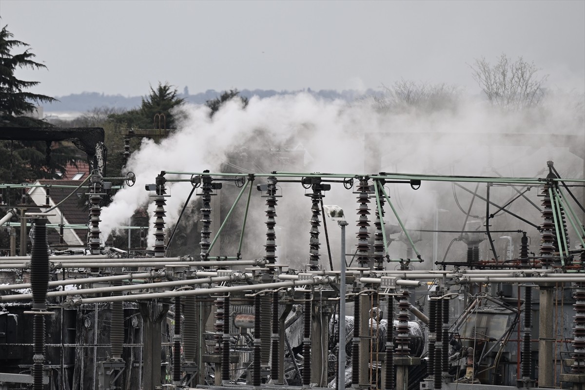 Londra'daki Heathrow Havalimanı, bölgedeki bir elektrik trafo merkezinde çıkan yangın ve ardından...