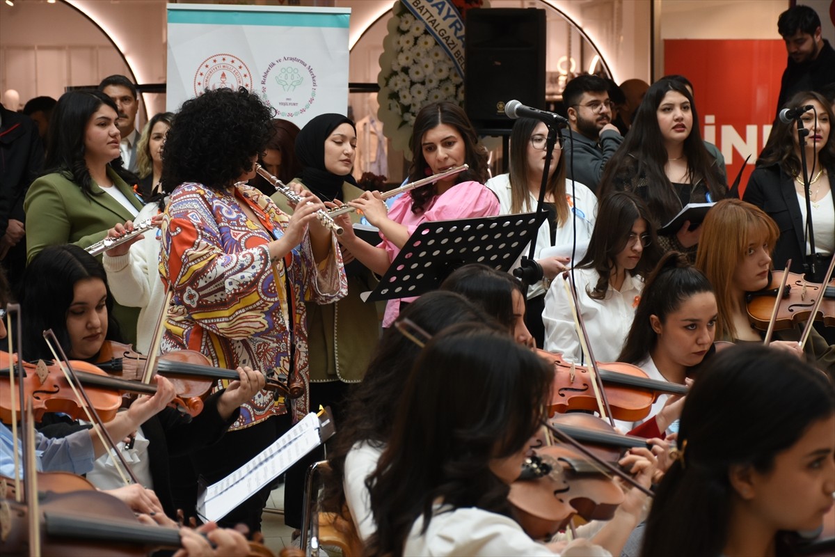 Malatya 'da 8 Mart Dünya Kadınlar Günü dolayısıyla çeşitli etkinlikler gerçekleştirildi. Programda...