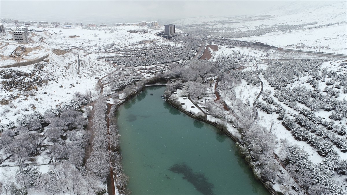 Malatya'da etkili olan kar yağışı, Turgut Özal Tabiat Parkı'nda güzel görüntülerin oluşmasına...