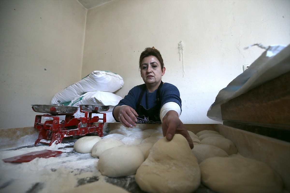 Malatya'nın Akçadağ ilçesinde yaşayan Handan Baydan, işletmesini yürüttüğü fırında ekmek de...