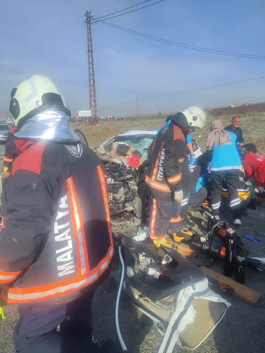 Malatya'nın Battalgazi ilçesinde otomobilin tıra çarpması sonucu ağır yaralanan 3 kişi hastanede...