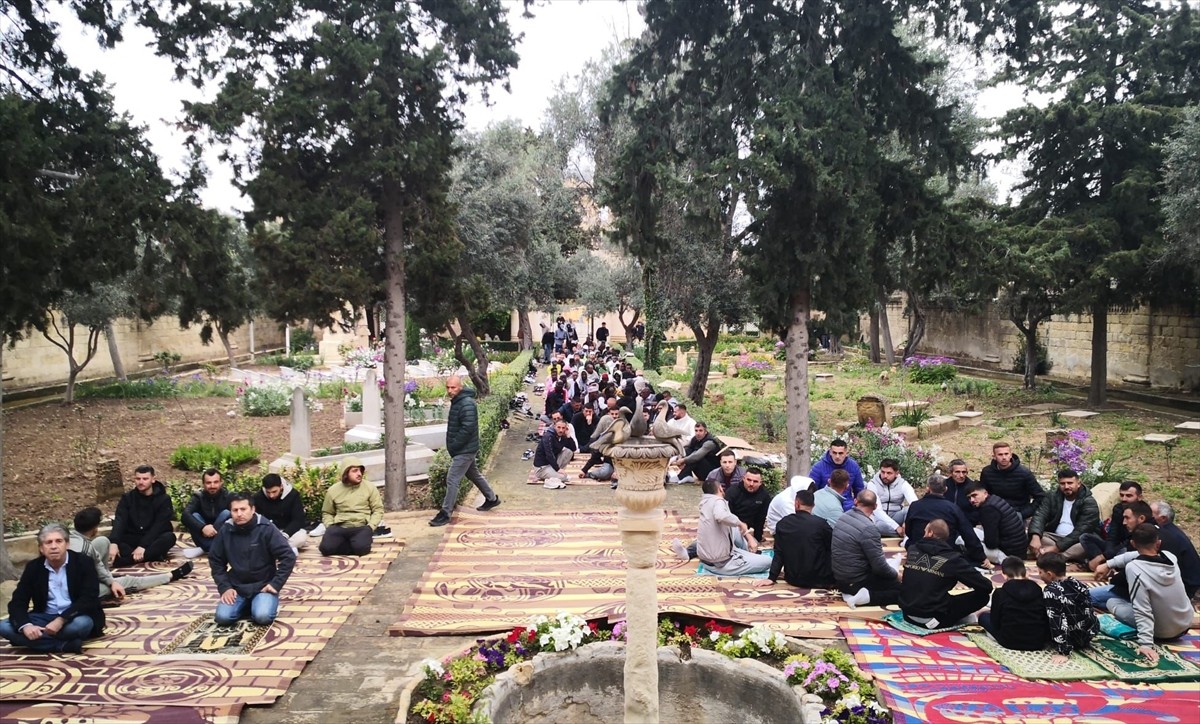 Malta'da Türk vatandaşları ve Müslümanlar bayram namazını Marsa'daki tarihi Türk Şehitliği'nde...