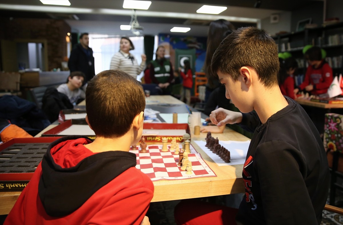 Manisa'da Yeşilay tarafından 6 yıl önce açılan Yeşil Kitap Kahve'de, her yaştan ziyaretçilere...