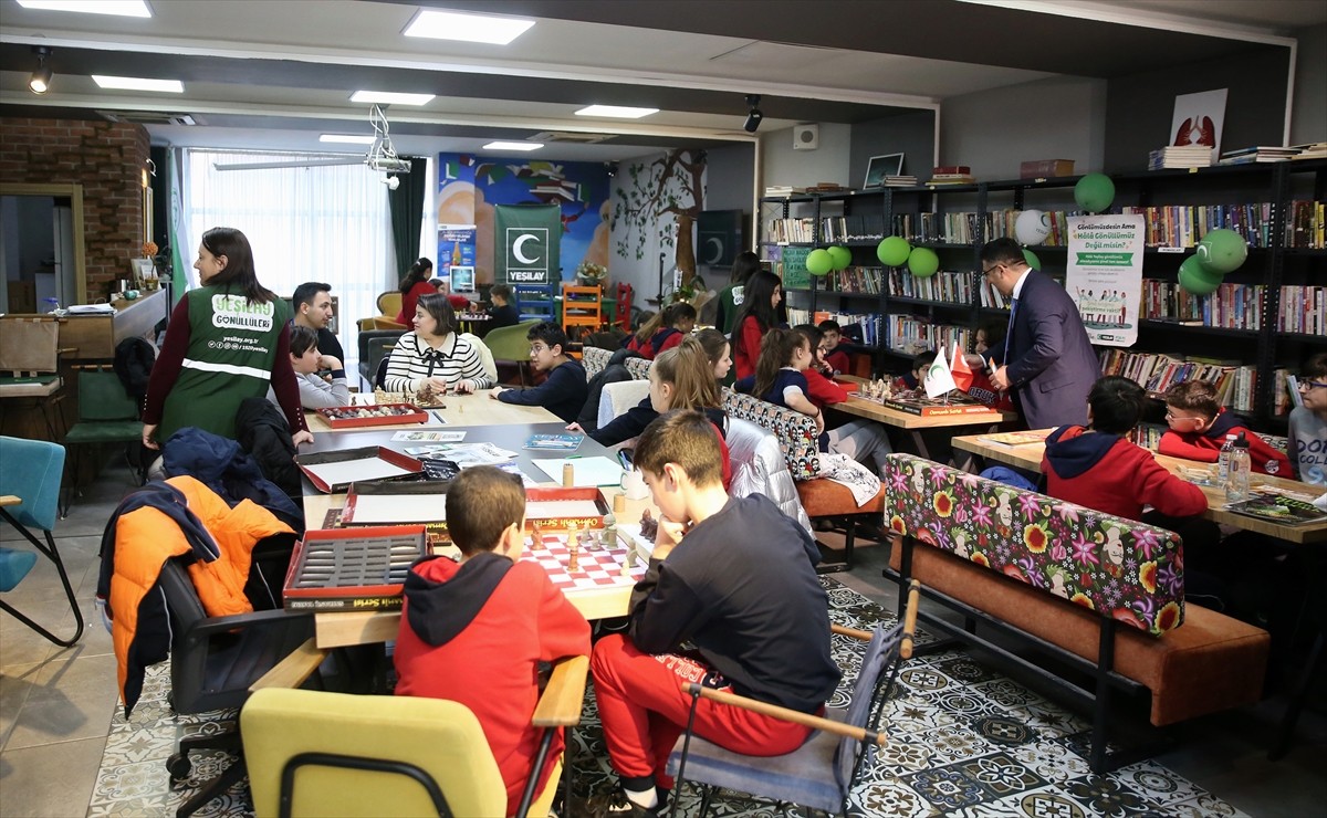 Manisa'da Yeşilay tarafından 6 yıl önce açılan Yeşil Kitap Kahve'de, her yaştan ziyaretçilere...