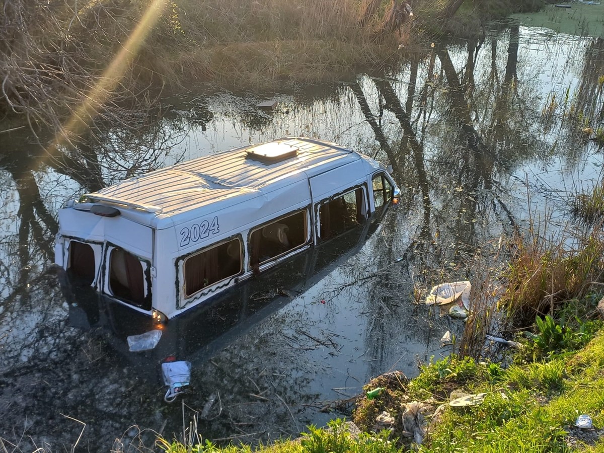 Manisa'nın Şehzadeler ilçesinde, işçileri taşıyan minibüsün dereye devrilmesi sonucu 8 kişi...