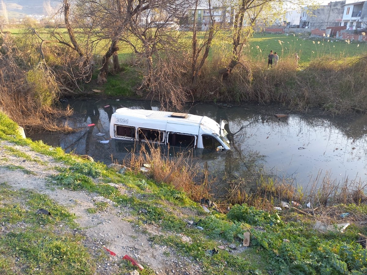 Manisa'nın Şehzadeler ilçesinde, işçileri taşıyan minibüsün dereye devrilmesi sonucu 8 kişi...
