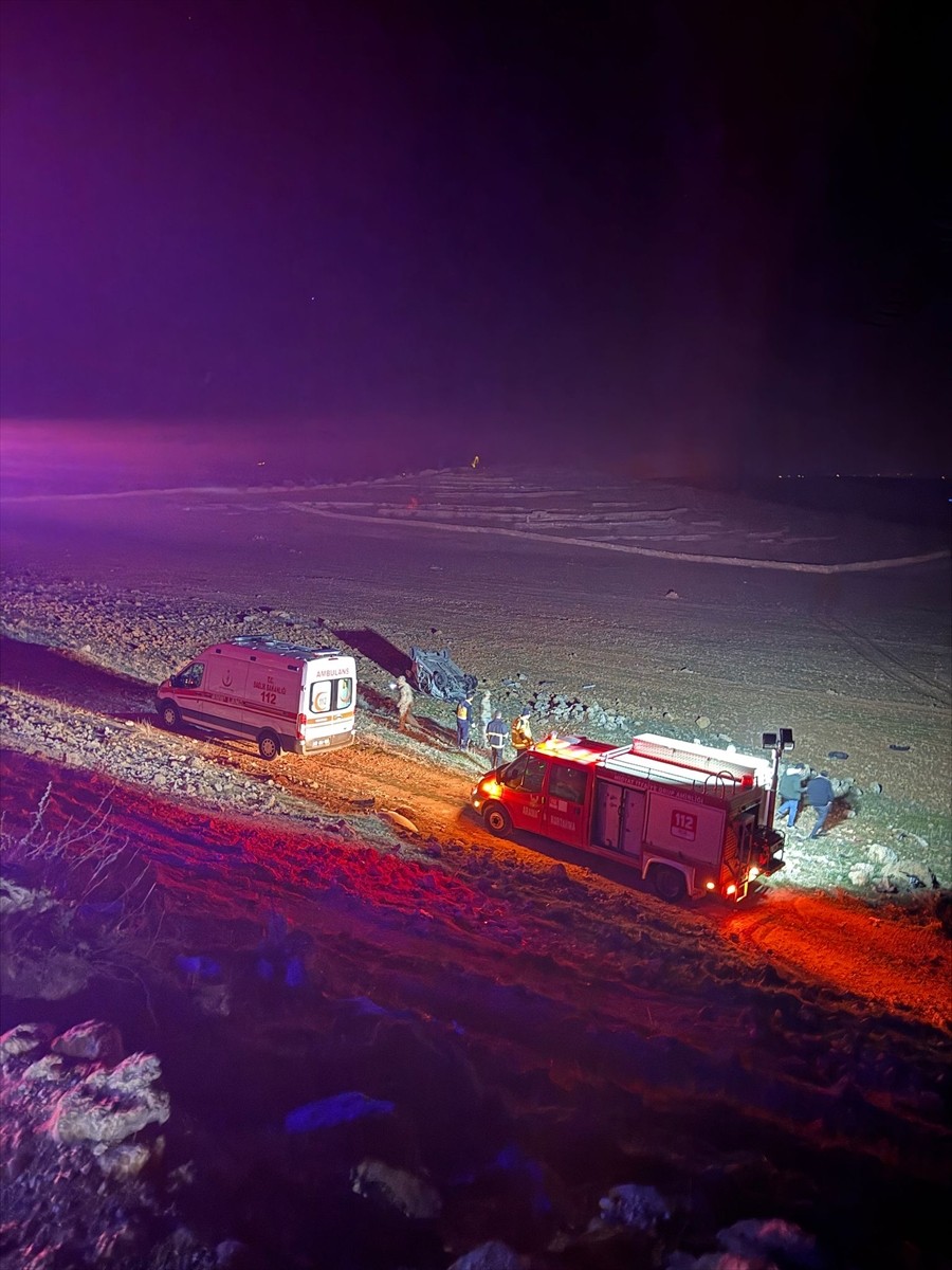 Mardin’in Midyat ilçesinde şarampole devrilen otomobildeki 2 kişi hayatını kaybetti.