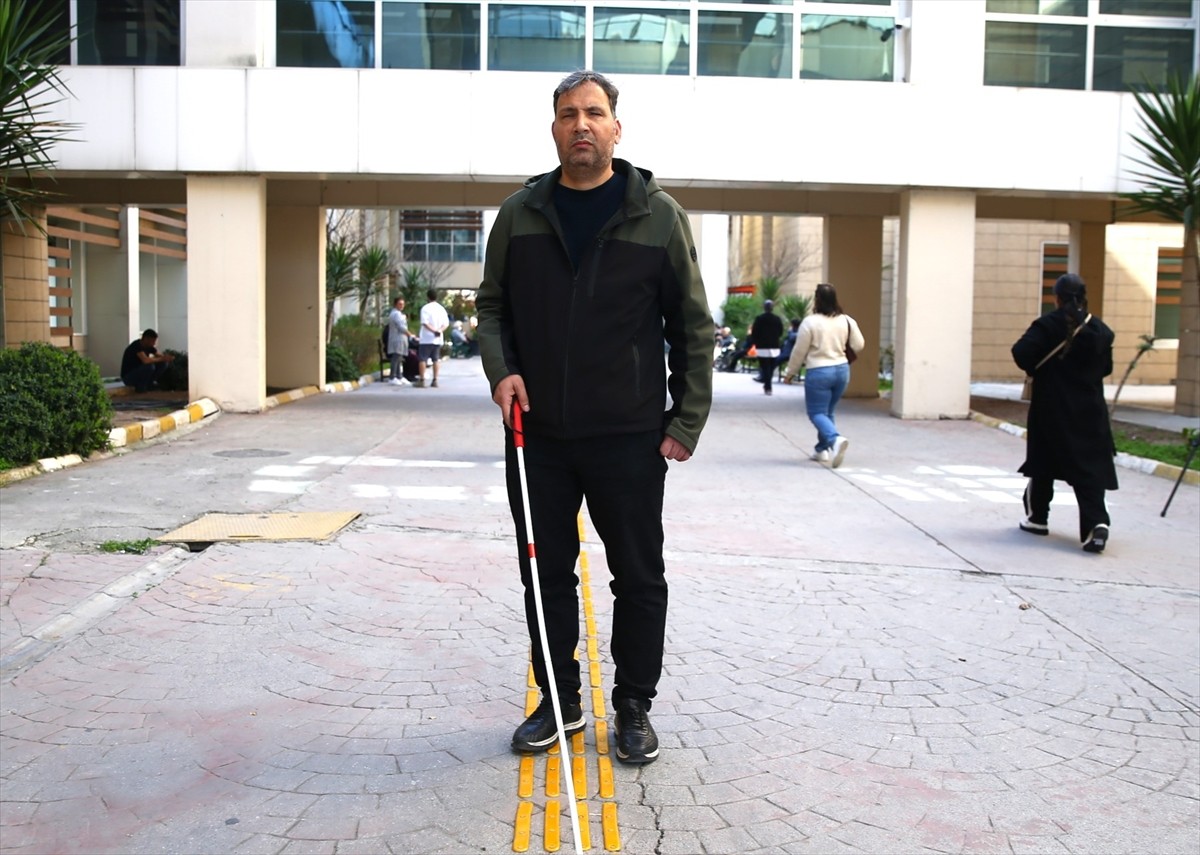  Mersin'de çocukken elektrik çarpması sonucu görme yetisini kaybeden 39 yaşındaki Raif Demir, 14...