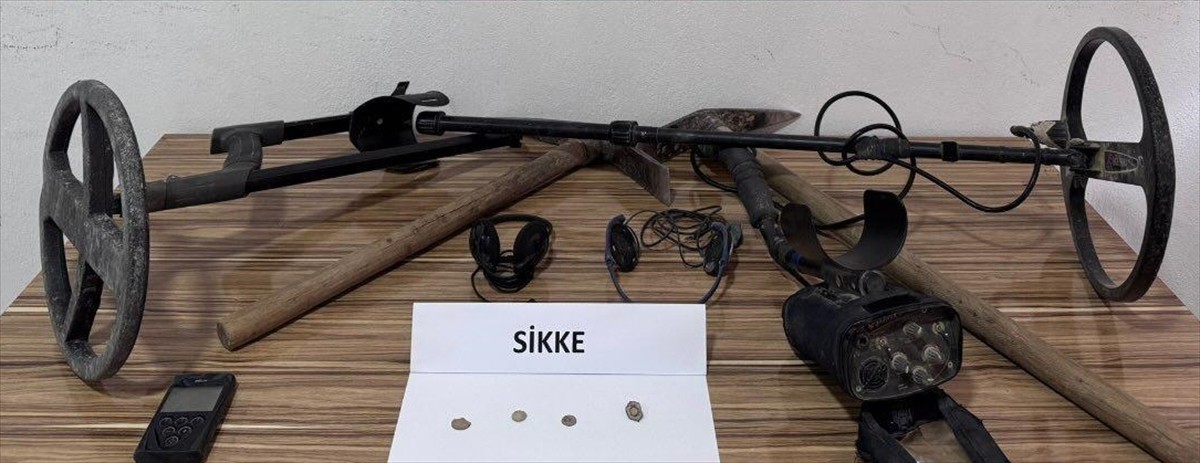 Mersin'de, Roma ve Bizans dönemlerine ait olduğu değerlendirilen 4 sikke ele geçirildi, 4 şüpheli...