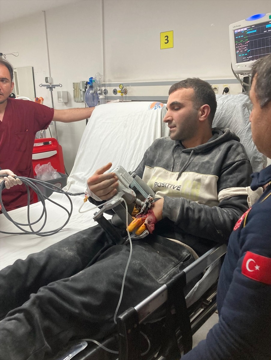 Mersin'in Mezitli ilçesinde inşaatta elini karot makinesine kaptırarak yaralanan işçi, itfaiye ve...