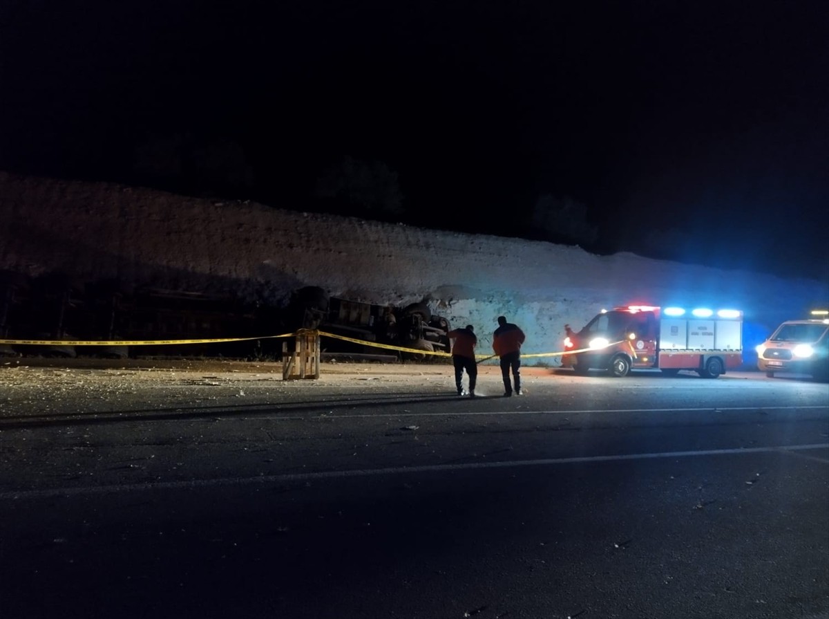 Mersin'in Mut ilçesinde devrilen tırın sürücüsü yaşamını yitirdi.
