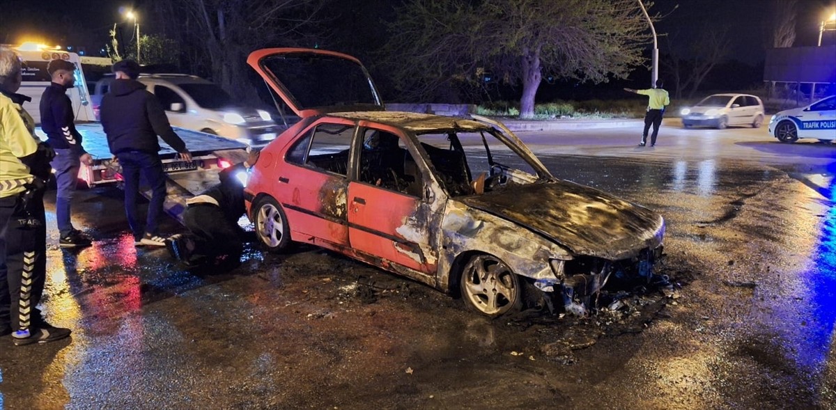Mersin'in Tarsus ilçesinde seyir halindeki otomobilde çıkan yangın söndürüldü.