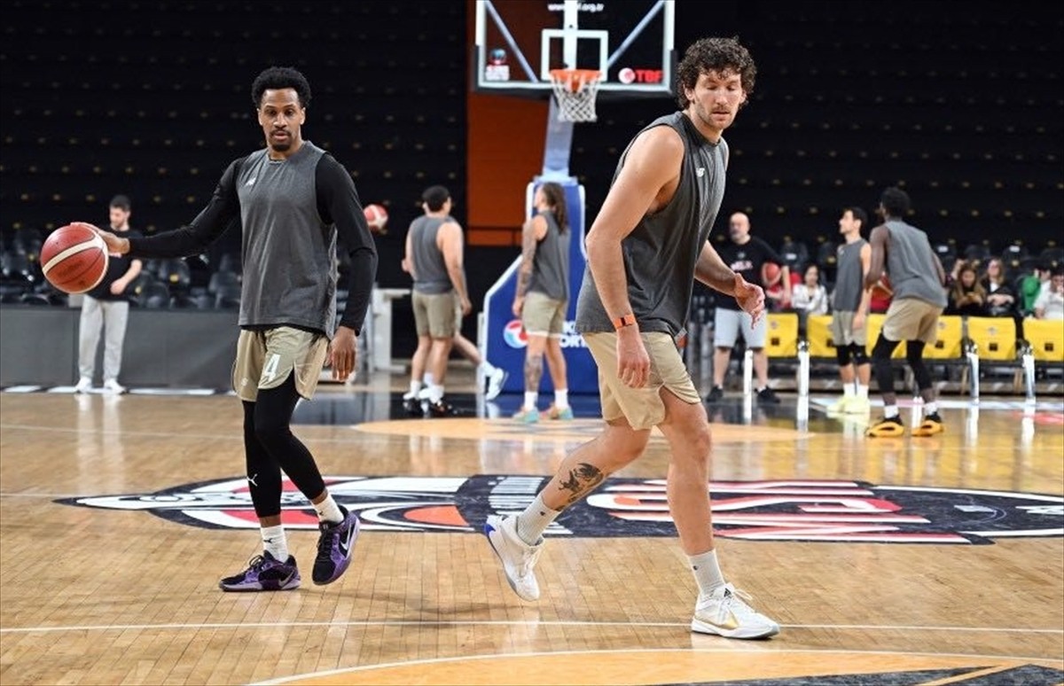 Mersin Spor, Türkiye Sigorta Basketbol Süper Ligi'nin 21. haftasında Anadolu Efes ile deplasmanda...