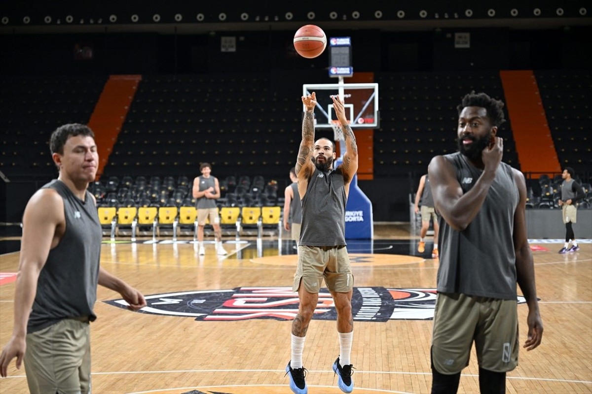 Mersin Spor, Türkiye Sigorta Basketbol Süper Ligi'nin 21. haftasında Anadolu Efes ile deplasmanda...