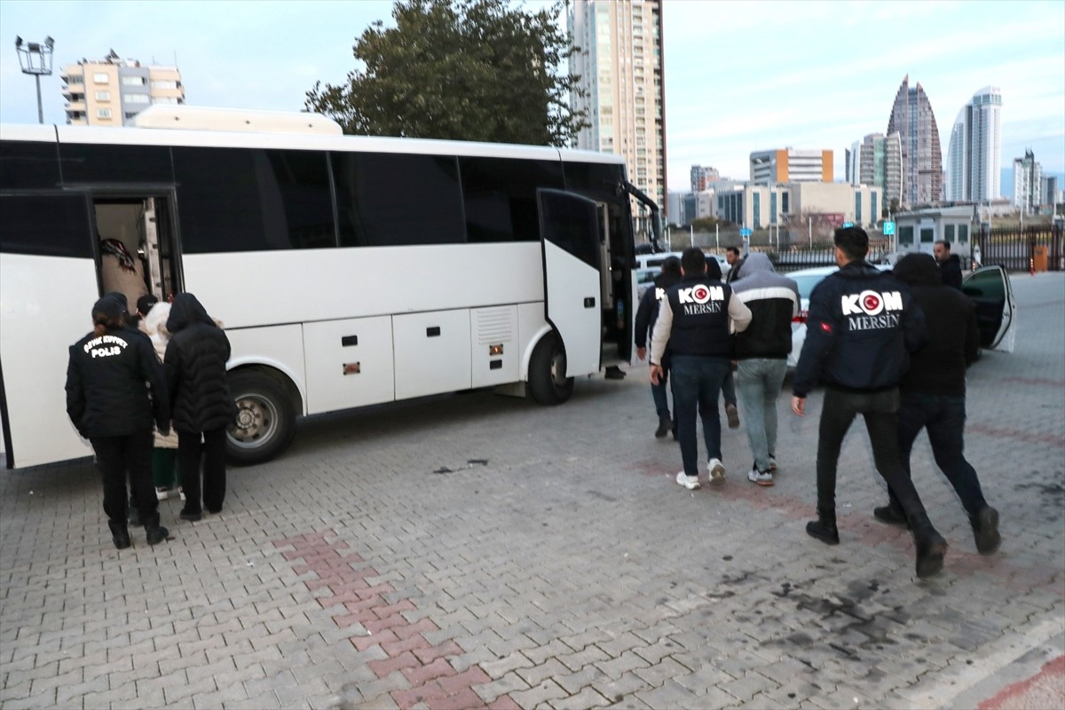 Mersin ve Adana'da tefecilik yaparak haksız kazanç sağladıkları iddiasıyla yakalanan 40 şüpheliden...