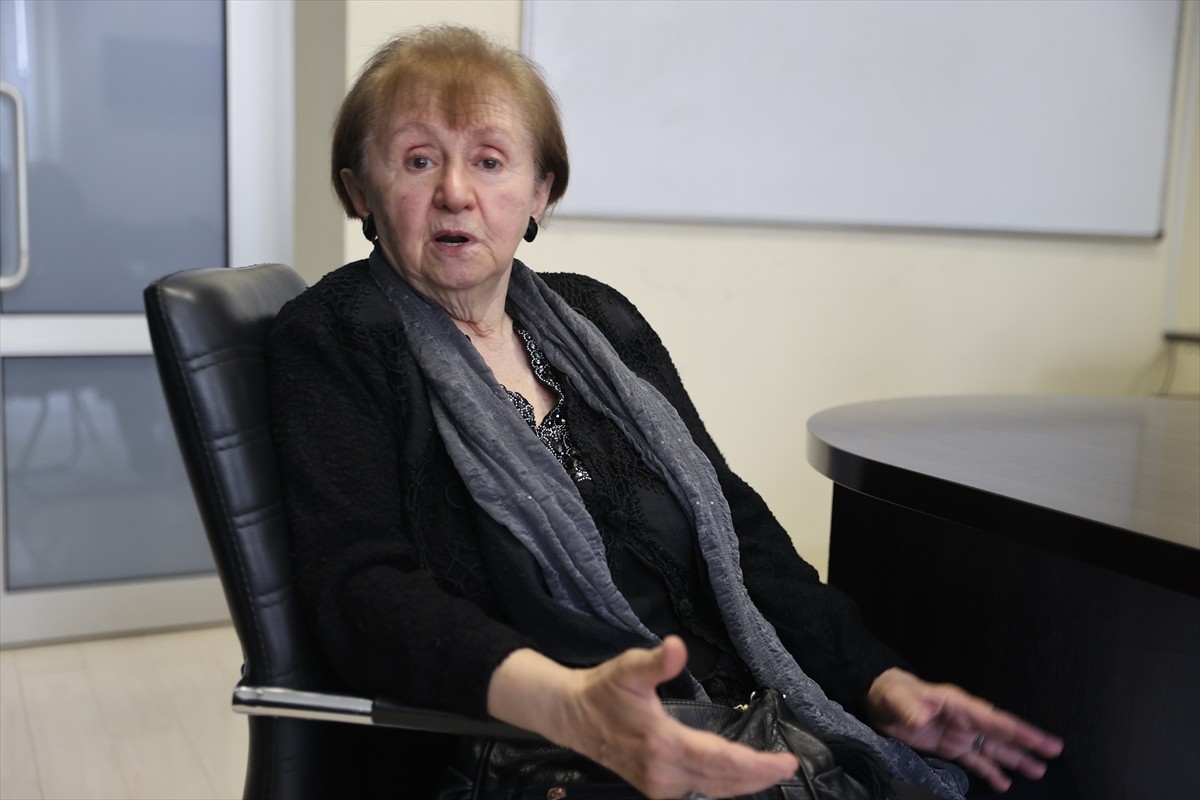 Meslek hayatlarını Türk dili, tarihi ve kültürü üzerine araştırmalara adayan Gürcü Türkolog...