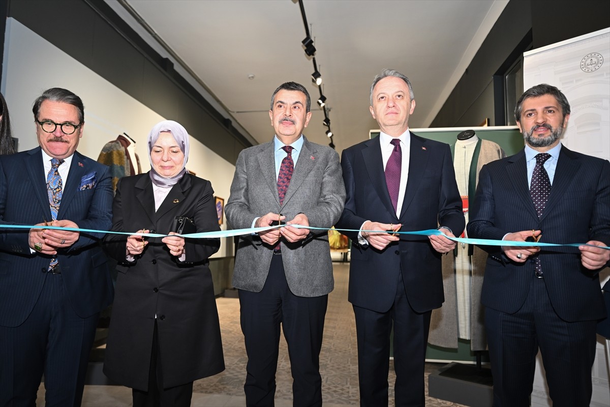 Milli Eğitim Bakanı Yusuf Tekin (ortada), Kültür ve Turizm Bakanlığı Ankara Devlet Güzel Sanatlar...