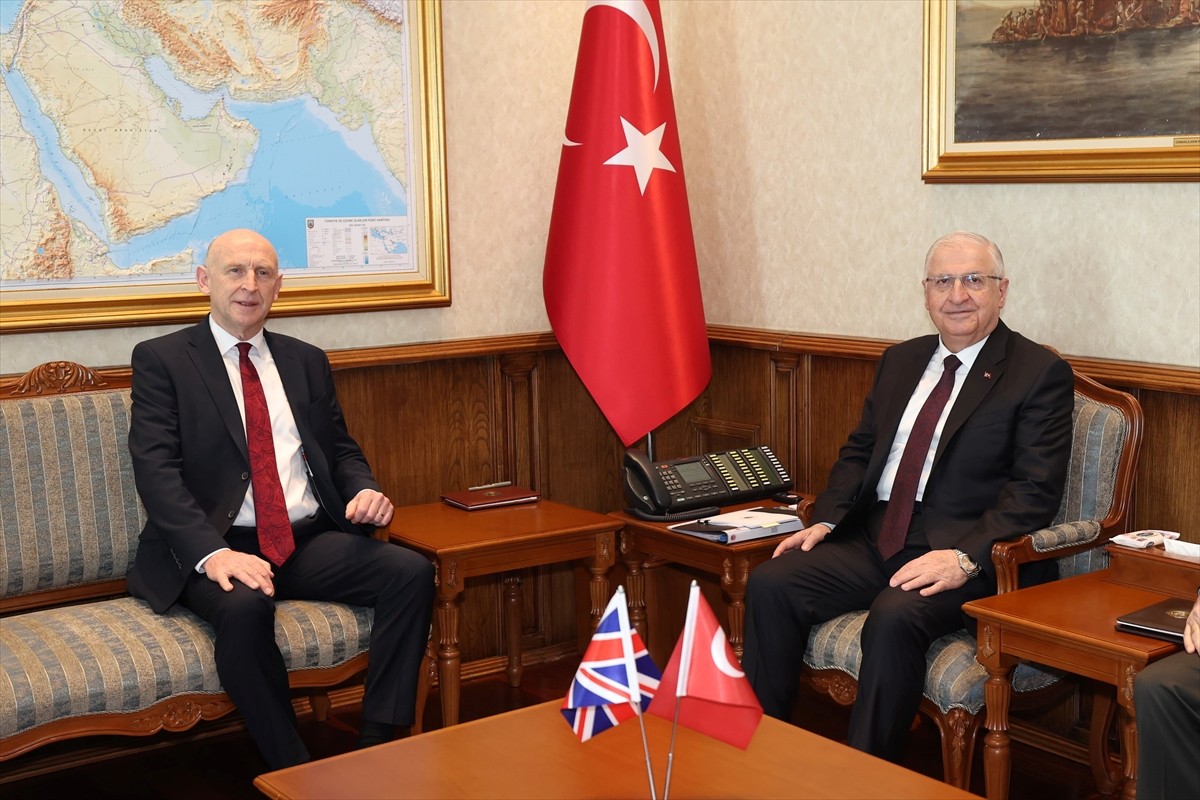 Milli Savunma Bakanı Yaşar Güler, Ankara'ya resmi ziyaret gerçekleştiren İngiltere Savunma Bakanı...
