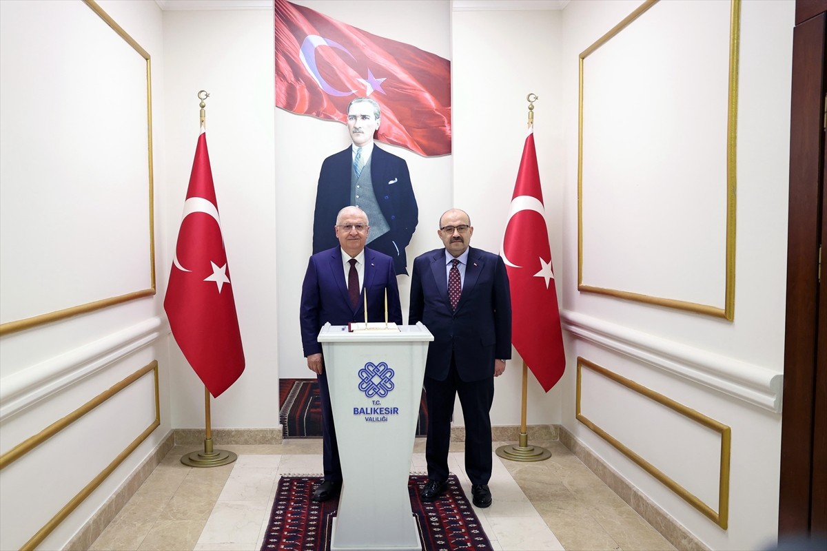 Milli Savunma Bakanı Yaşar Güler, Balıkesir Valiliğini ziyaret ederek Vali İsmail Ustaoğlu'ndan...