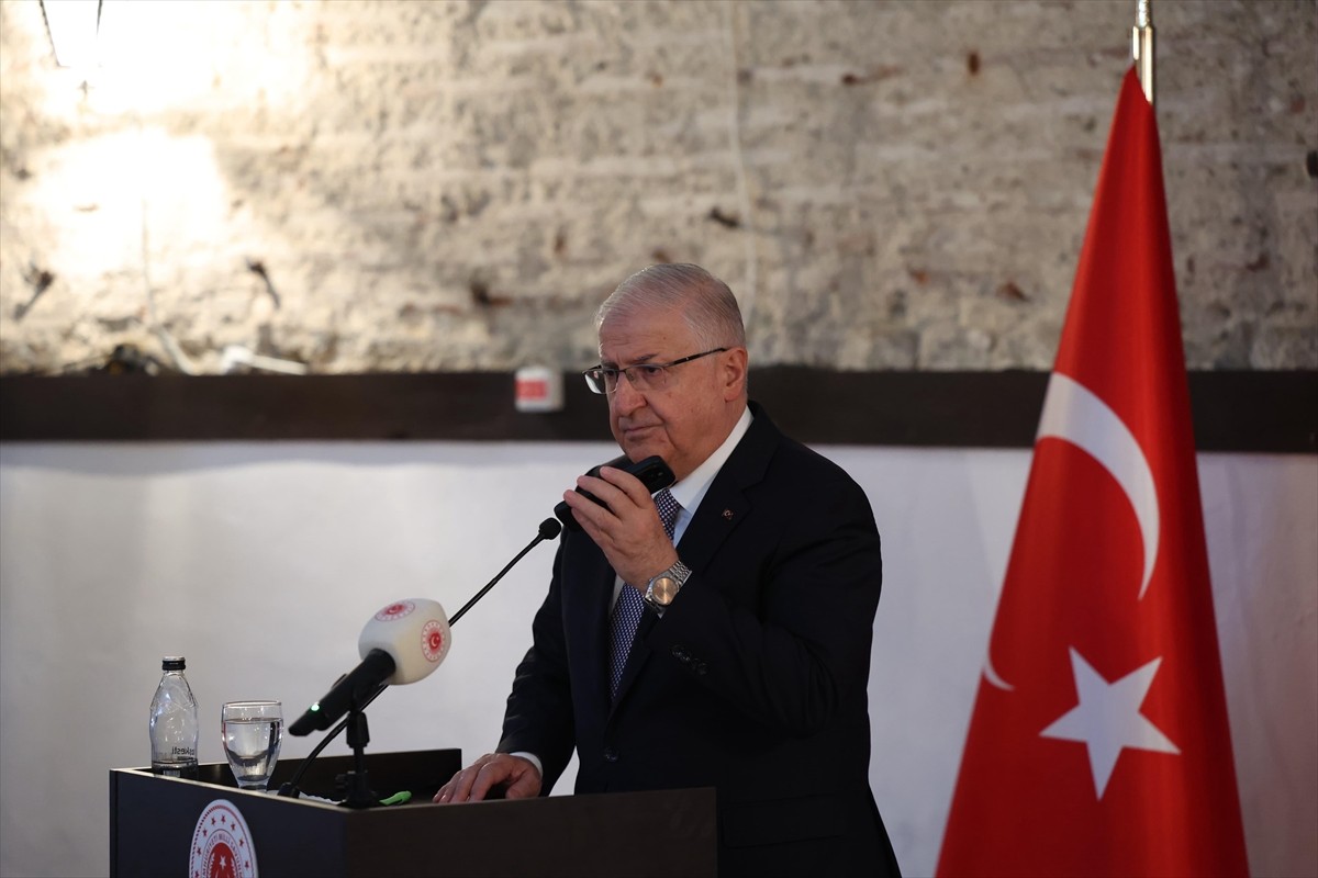 Milli Savunma Bakanı Yaşar Güler, Çanakkale'deki Amfibi Kolordu Komutanlığını ziyareti sırasında...