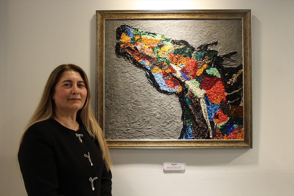 Mozaik sanatçısı Nejla Sarı ve ressam kızı Gözde Sarı'nın eserlerinden "İki Kuşak, Bir Ses 8...