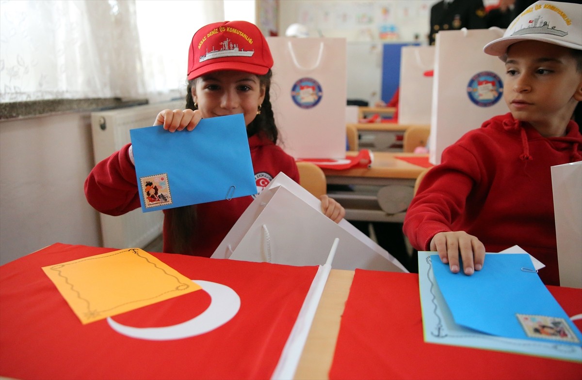 Muğla'da okuma yazmayı yeni öğrenen ilkokul 1. sınıf öğrencileri, "İlk Mektubum Mehmetçiğe"...