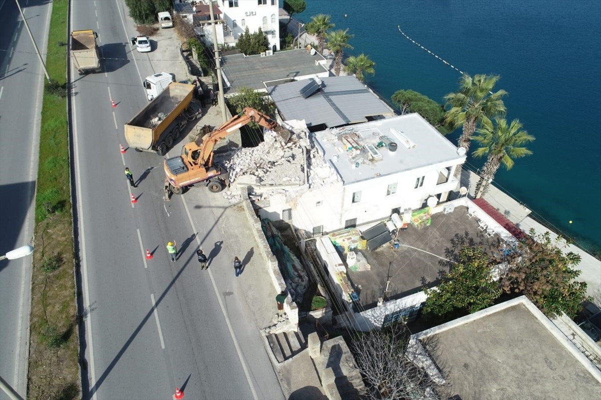 Muğla'nın Bodrum ilçesinde, Hazine arazisine yapıldığı belirlenen 2 kaçak yapıda yıkım işlemi...