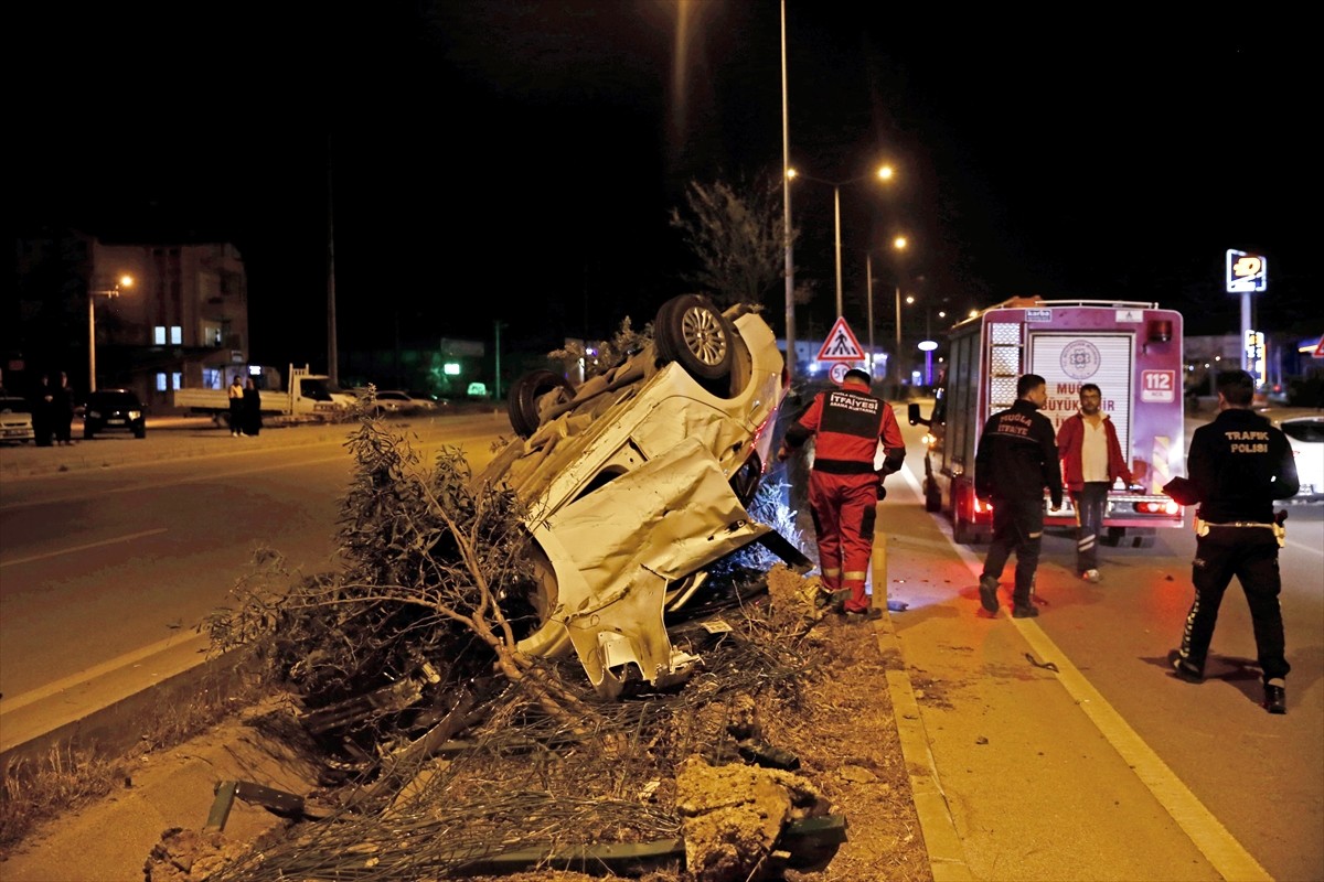 Muğla'nın Fethiye ilçesinde 2 otomobilin çarpışması sonucu sürücüler yaralandı.