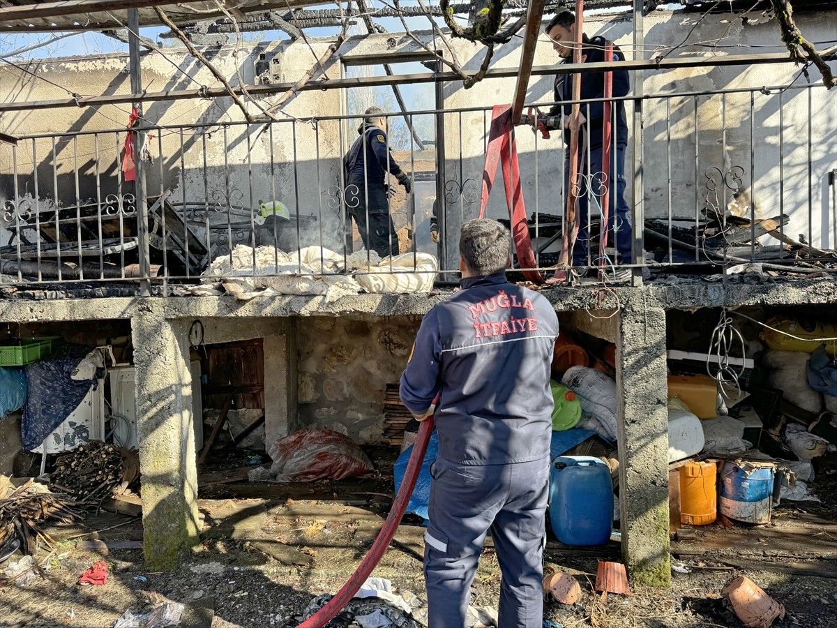 Muğla'nın Fethiye ilçesinde evde çıkan yangında karı koca hayatını kaybetti. Yangın itfaiye...