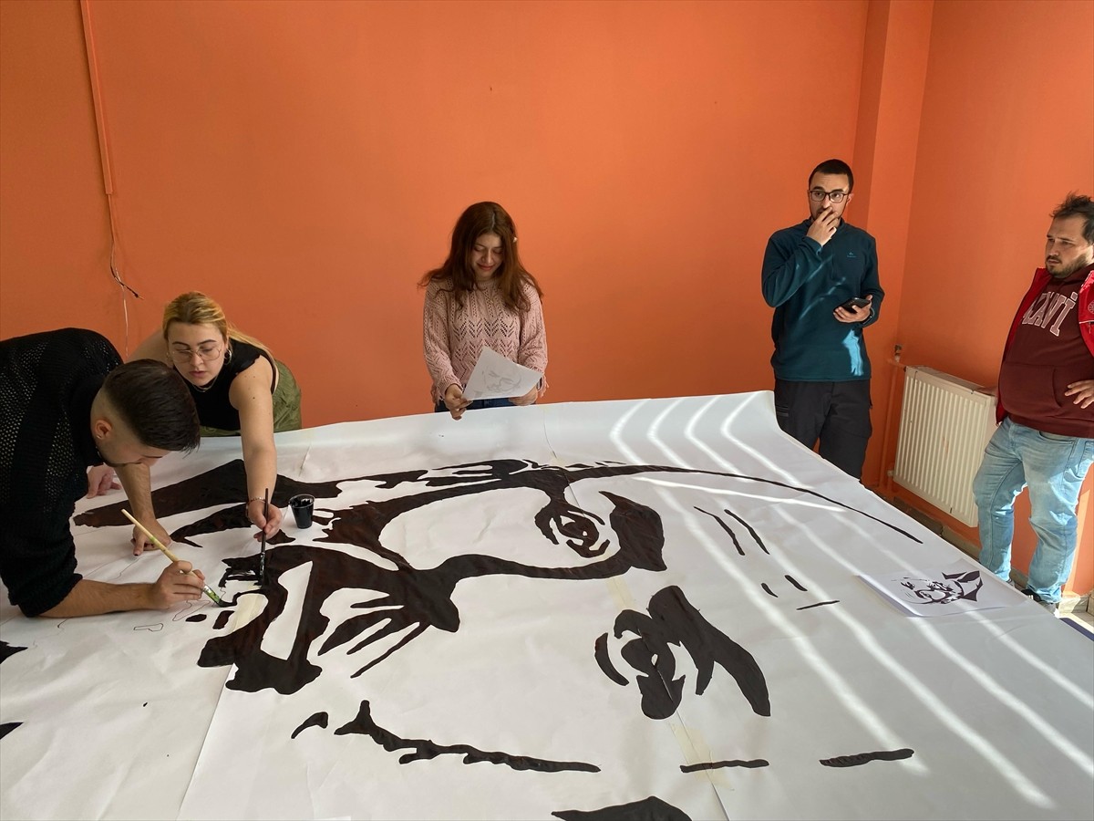 Muğla Uluslararası Gençlik Merkezi'nde gönüllü gençler, İstiklal Marşı'nın Kabulü ve Mehmet Akif...