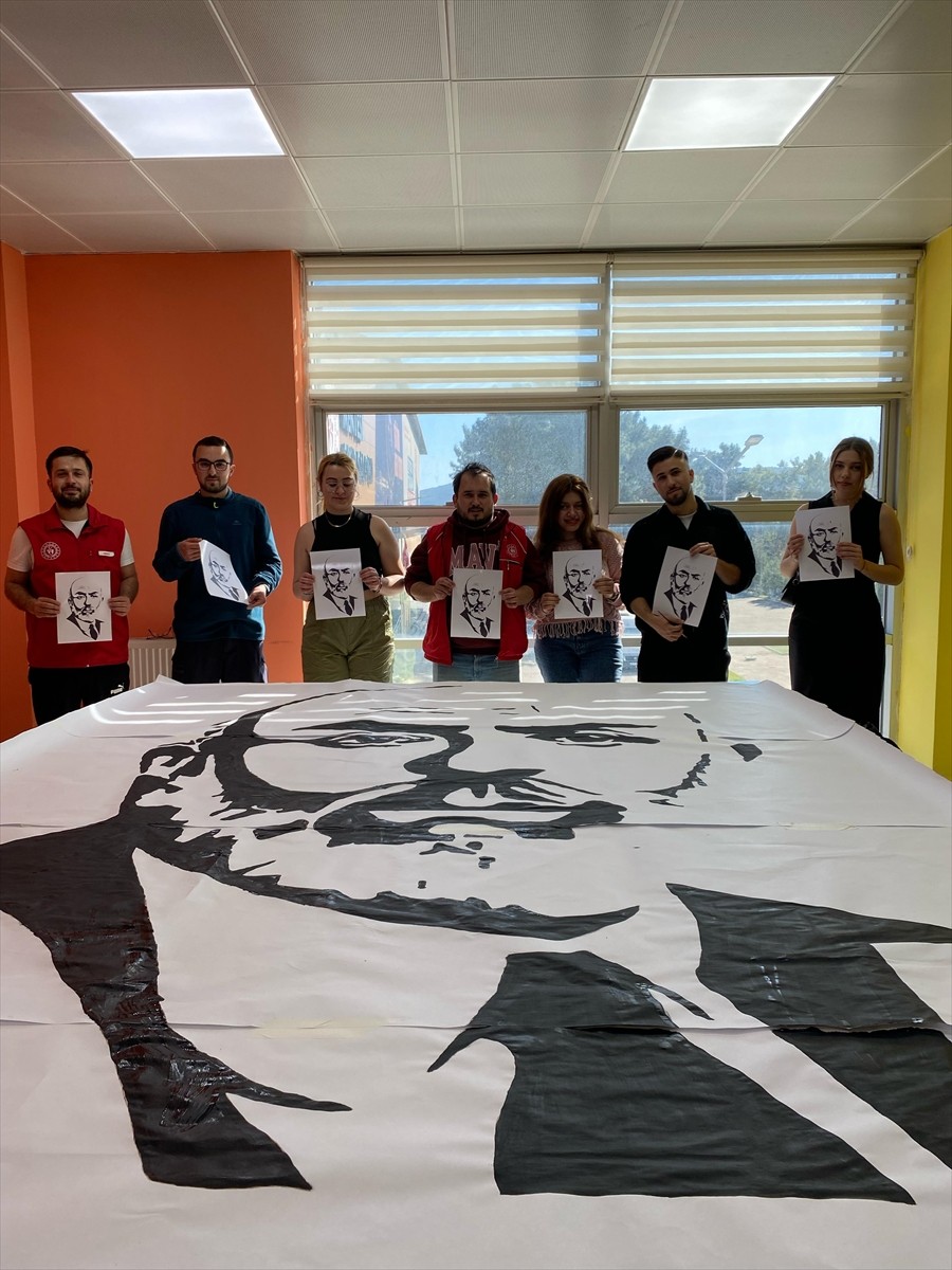 Muğla Uluslararası Gençlik Merkezi'nde gönüllü gençler, İstiklal Marşı'nın Kabulü ve Mehmet Akif...