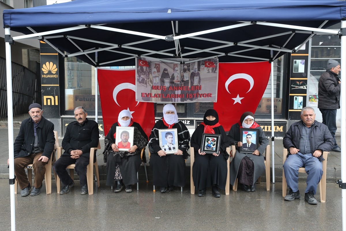 Muş'ta çocukları terör örgütü PKK tarafından kaçırılan aileler, DEM Parti İl Başkanlığı binası...