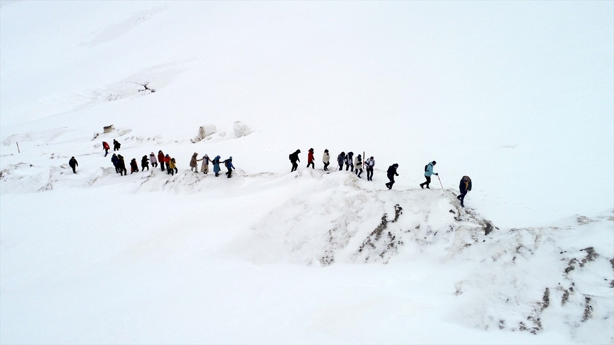 Muş'ta faaliyet gösteren Genç Adımlar Derneği üyeleri, karla kaplı Kurtik Dağı'nda yürüyüş...