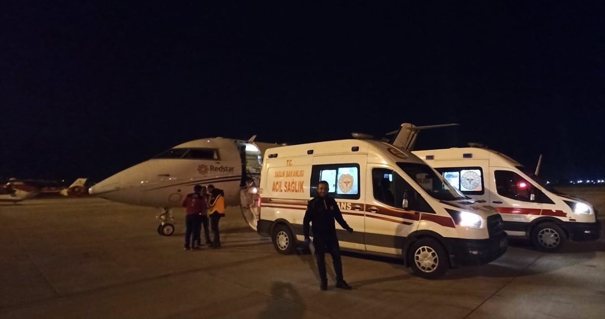 Muş'ta kalp rahatsızlığı olan yeni doğan bebek, ambulans uçakla İstanbul'a sevk edildi. Sağlık...