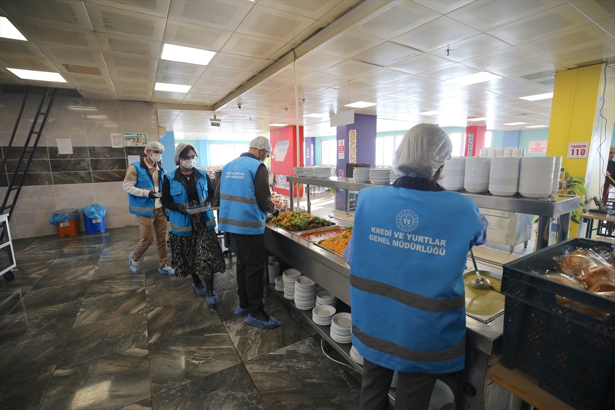 Muş Gençlik ve Spor İl Müdürlüğü bünyesindeki yurtlarda kalan üniversite öğrencileri, kar ve soğuk...