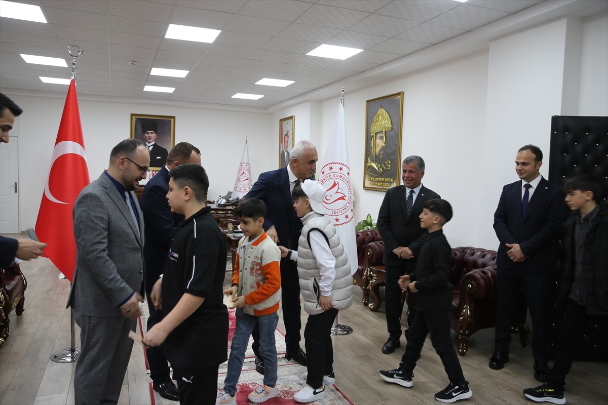 Muş Valisi Avni Çakır (ortada), Ramazan Bayramı dolayısıyla kentte görev yapan güvenlik güçlerini...