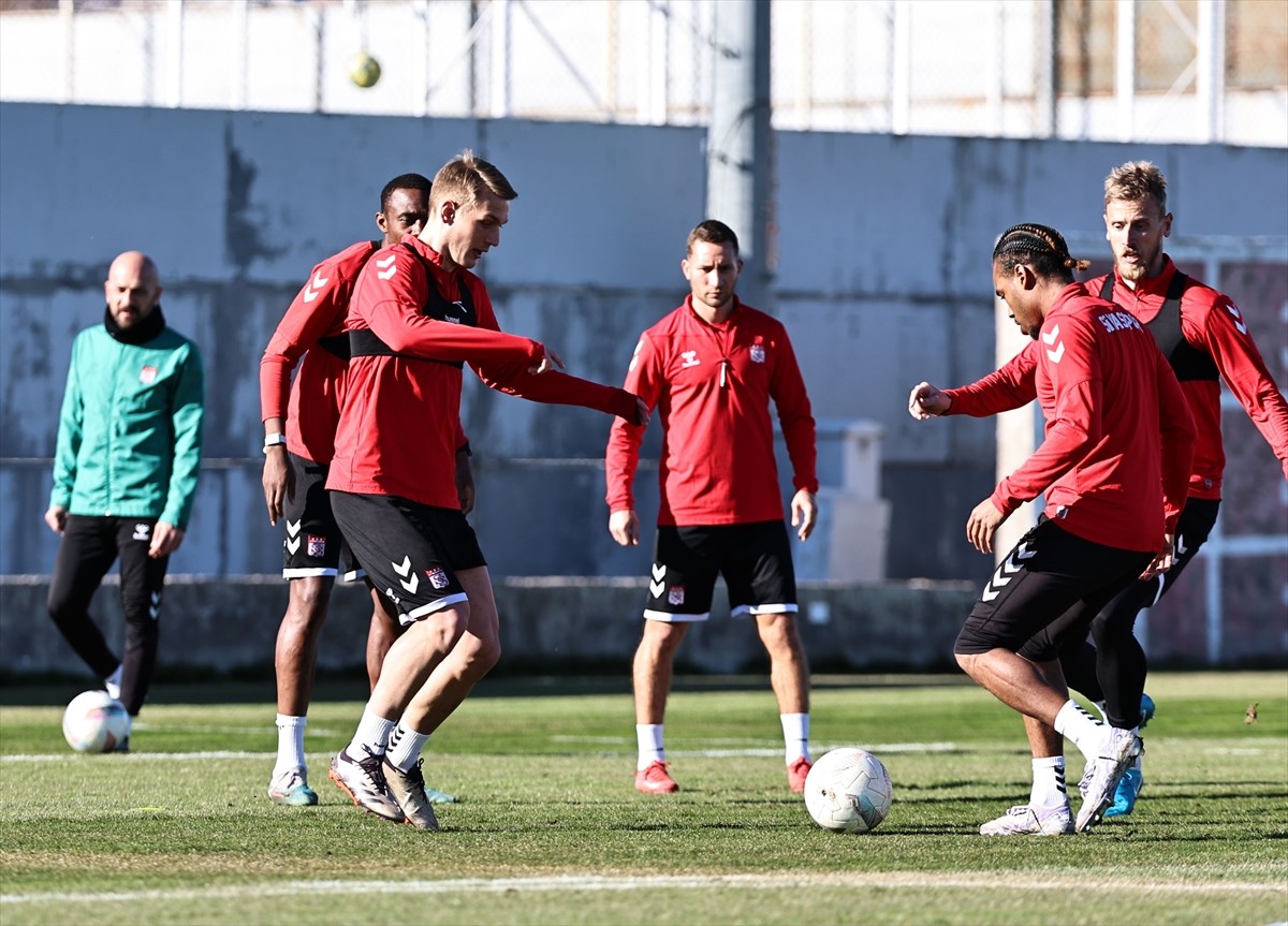 Net Global Sivasspor, Trendyol Süper Lig'in 27. haftasında sahasında Göztepe ile yapacağı maçın...