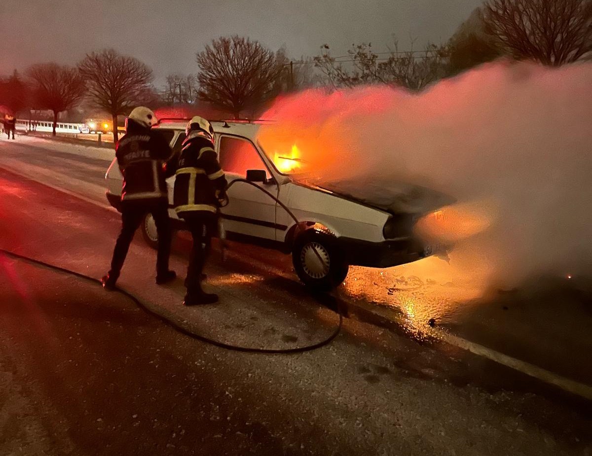 Nevşehir'de seyir halindeyken alev alan otomobil itfaiye ekiplerince söndürüldü.