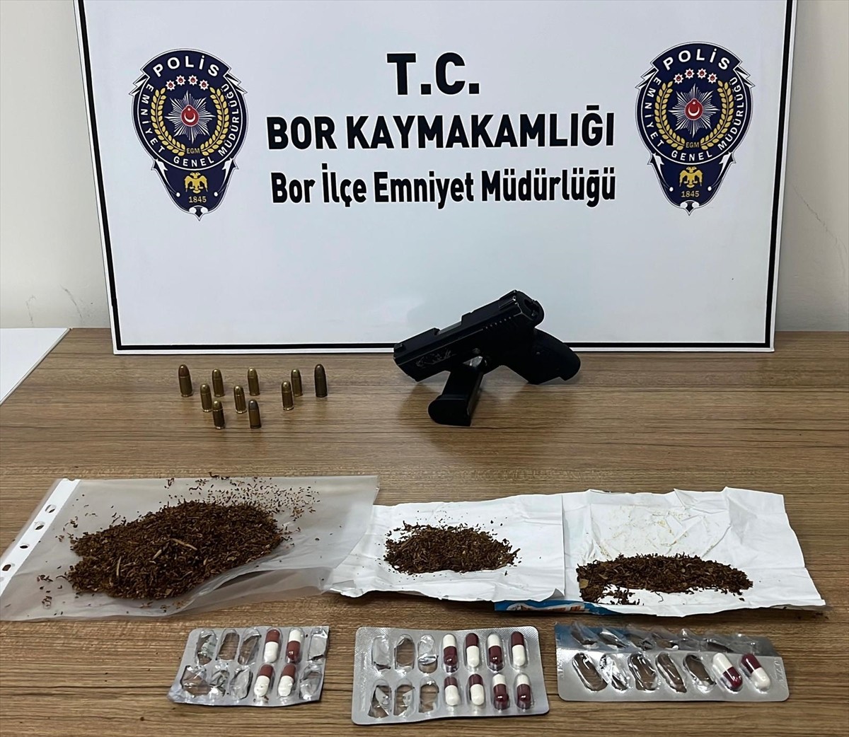 Niğde'nin Bor ilçesinde düzenlenen uyuşturucu operasyonunda gözaltına alınan 3 şüpheliden 2'si...