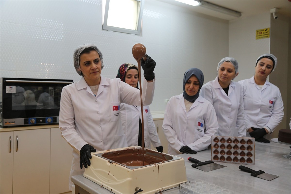 Ordu'da "İş'te Kadınlar Projesi" kapsamında kadınların ürettiği butik çikolatalar e-ticaretle yurt...