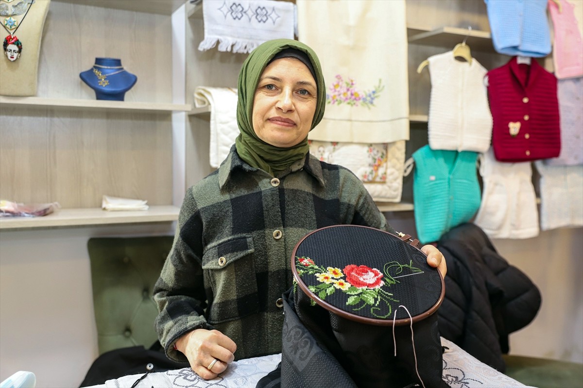 Ordu'da sağ tarafı felçli Günay Kılıç, tek eliyle işlediği ürünlerin satışıyla ev ekonomisine...