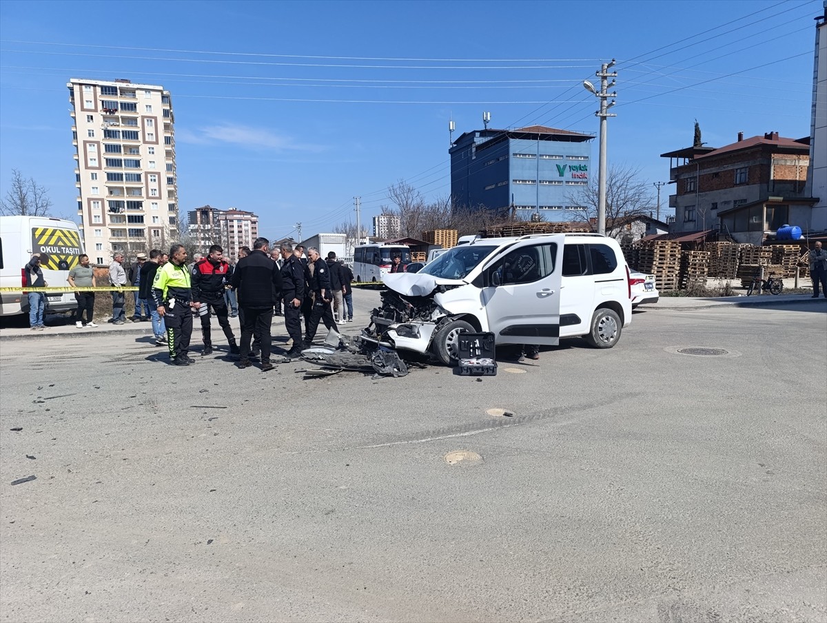 Ordu'nun Fatsa ilçesinde öğrenci servisi ile hafif ticari aracın çarpışması sonucu 8'i çocuk 10...