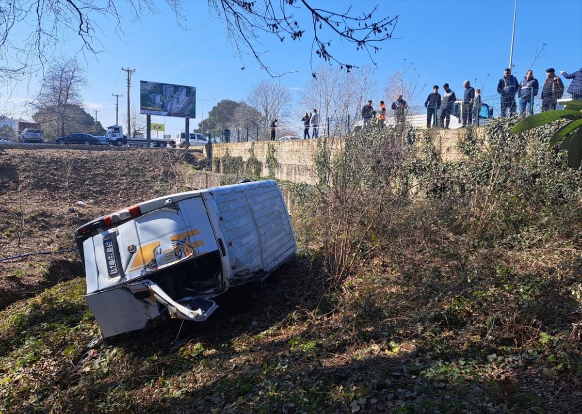 Ordu'nun Ünye ilçesinde otomobilin servis minibüsüne çarpması sonucu 6'sı çocuk 8 kişi yaralandı....